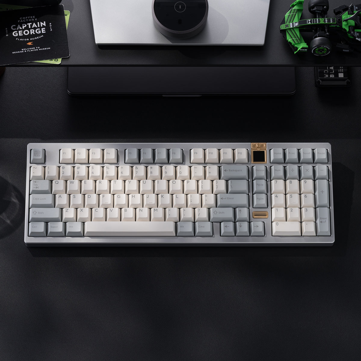 Athena 1800 Anodized SilverとPBTfans Mistはすぐにご利用いただけます。